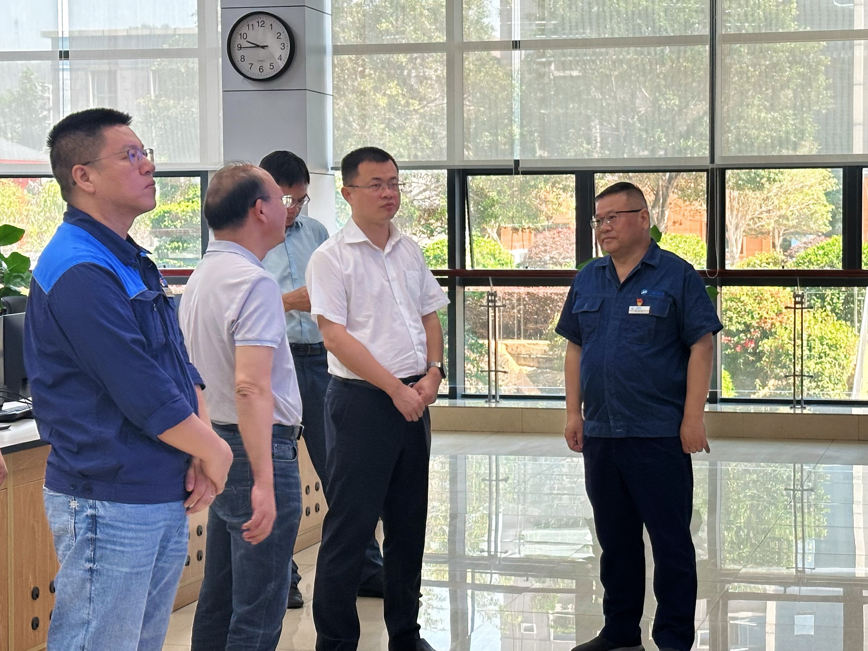 南宁市兴宁区委书记高鑫一行到南宁lol竞猜平台公司调研指导工作.jpg